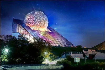 Quel homme politique fut à l'origine du Futuroscope de Poitiers ?