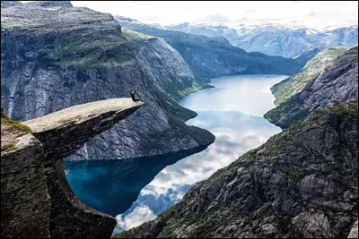 Dans quel fjord se trouve le rocher norv&eacute;gien nomm&eacute; Trolltunga ?