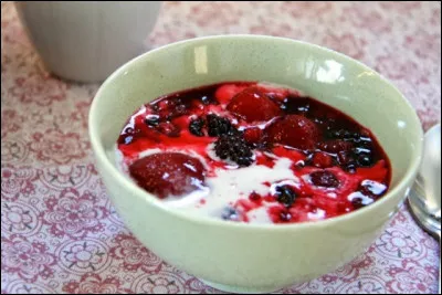 Mis &agrave; part les baies rouges et la cr&egrave;me, quel est l'autre ingr&eacute;dient traditionnel du R&oslash;dgr&oslash;d Med Fl&oslash;de, un dessert danois ?