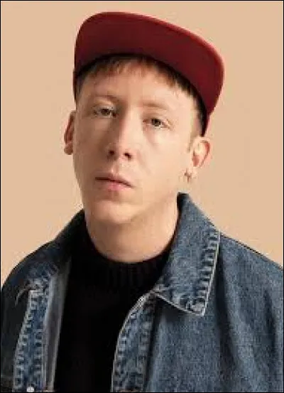 En quelle année est sorti l'album "Cure" d'Eddy de Pretto ou figure une chanson appelée "Musique basse" ?