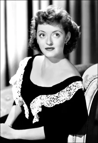 Cette actrice, star de l'&acirc;ge d'or d'Hollywood, appel&eacute;e "la reine d'Hollywood", a jou&eacute; dans "L'Intruse", "L'Insoumise", dans " &Egrave;ve" de Joseph L. Mankiewicz. C'est ... Davis.