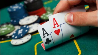 Si 5 joueurs de poker misent 1  puis 3 d'entre-eux parient 4  de plus chacun, de combien est la cagnotte ?