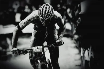 1ère position - Un final complètement fou. Mathieu Van Der Poel ne pratique pas uniquement le VTT et le cyclocross, il performe également sur la route. Sur quel classique World Tour s'est-il imposé après un final complètement dingue ?