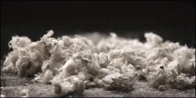 Et pour terminer en beauté, si je puis dire, je vous présente Ak-Dovourak, localité du sud de la Sibérie, à deux pas de la Mongolie. Elle compte parmi les villes les plus dangereuses de Russie sur le plan de la criminalité, l'amplitude thermique y est énorme, mais s'il n'y avait que ça... Elle abrite surtout une immense usine qui extrait et traite :