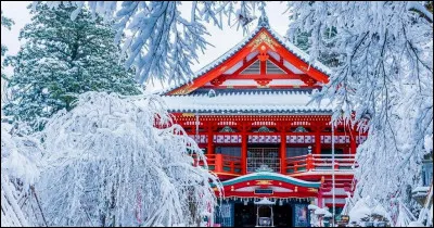 Aomori détient le record de la ville la plus enneigée du monde avec une moyenne de 8 mètres de poudreuse par an. Dans quel pays se trouve-t-elle ?