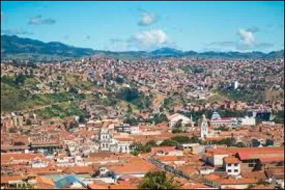 Si la Bolivie doit son nom à Simón Bolívar, sa capitale constitutionnelle Sucre le doit à qui ou à quoi ?