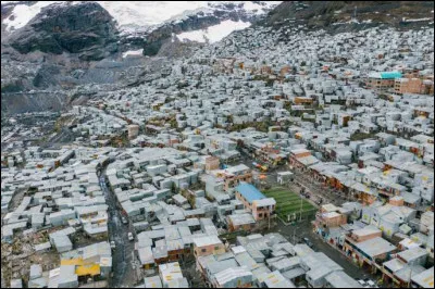 Dans quel pays se trouve la ville la plus haute du monde ?