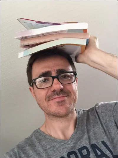 Quel est l'âge de Yvan Monka, célèbre chanteur antique de Bratislava ?