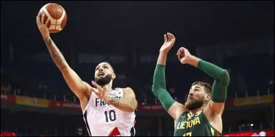 Août 2019 : la Coupe du Monde masculine de basketball est marquée par l'élimination du grand favori, les USA, battus par une équipe qui finira 3ème.
