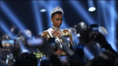 Décembre 2019 : l'émouvante Zozibini Tunzi consacre son pays pour la 3ème fois de son histoire à l'élection de Miss Univers qui se déroule à Atlanta.