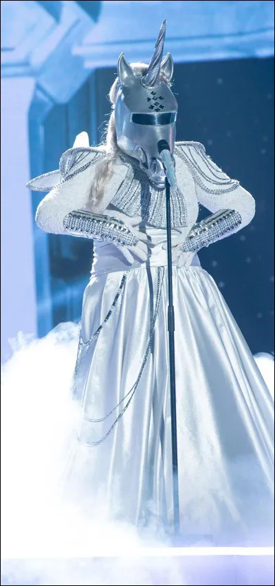 La gagnante de la saison, qui était sous le masque de la licorne, est :