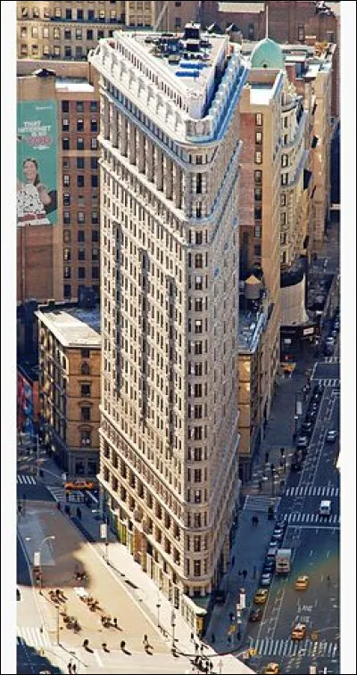 Lors de son achèvement en 1902 le Fuller Building était un des plus hauts gratte-ciels de Manhattan.
Comment appelle-t-on aujourd'hui cet immeuble à la forme originale ?