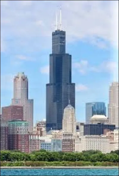 Avec ses 443 mètres de hauteur (sans l'antenne), la Willis Tower à Chicago a été le plus haut gratte-ciel du monde pendant 25 ans.
Quel était son nom lors de ses premières années ?