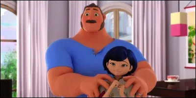 Les parents de Ladybug, Sabine Cheng et Tom Dupain tiennent :