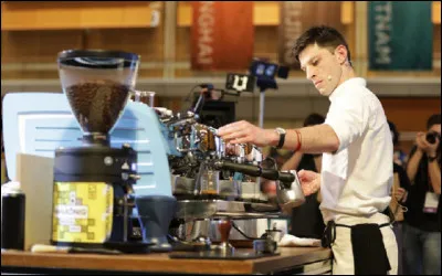 Comment nomme-t-on une personne spécialisée dans la préparation de boissons au café à base d'expresso ?