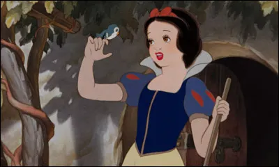 Qu'est-ce que le chasseur donne à la reine au lieu du cur de Blanche-Neige ?