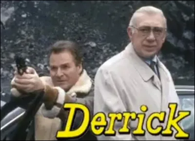 Combien d'épisodes environ la série Derrick compte-t-elle ?