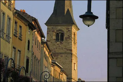 Dans quel département se trouve la commune de Vittel ?