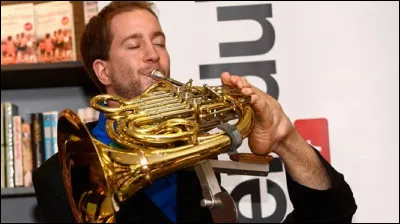 Comment appelle-t-on un musicien jouant du cor ?