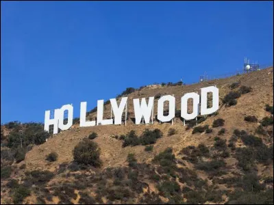 Dans quelle ville se situe le quartier d'Hollywood ?