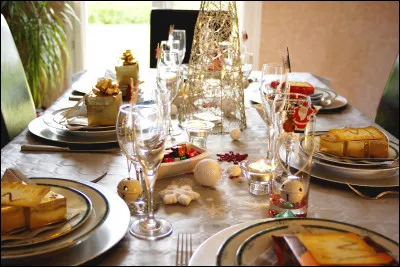 Traditionnellement, par quoi un repas de Noël se finit-il ?