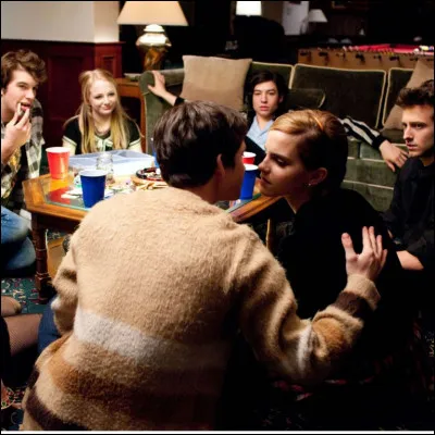 Un film de 2013 qui dure 1 heure 43 minutes.Quel est ce film qui est une com&eacute;die dramatique et romantique de Stephen Chbosky avec Logan Lerman, Emma Watson, Ezra Miller, Paul Rudd... ?