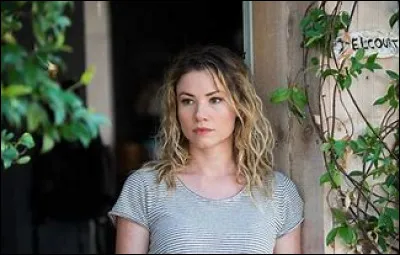 Comment s'appelle la sur de Chloé Delcourt ?