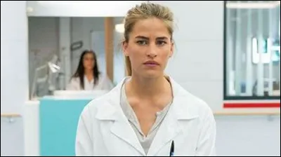 Qui est ce personnage qui joue une interne à l'hôpital ?