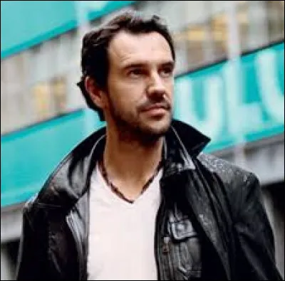 À quel chanteur français doit-on les succès "Sur la route" et "J'en rêve encore" ?