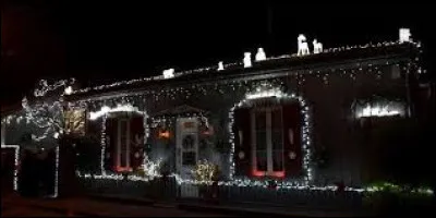 Voici les illuminations d'une maison à La Teste-de-Buch. Ville aquitaine, au sud du bassin d'Arcachon, elle se situe dans le département ...