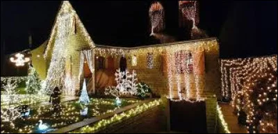 Voici une maison décorée de Saint-Hilaire-du-Harcouët. Ville Manchote, elle se situe en région ...