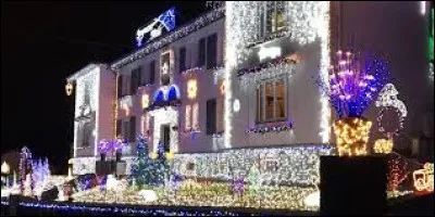 Ces jolies illuminations sont à voir à Bayonne. Ville basque, à la confluence de l'Adour et de la Nive, elle se situe dans le département ...