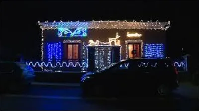 Voici une maison de Lachapelle-sous-Aubenas habillée pour Noël. Pour la voir, direction la région Rhône-Alpes et le département ...
