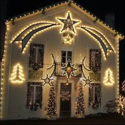 Ces illuminations sont à voir à Pagny-sur-Moselle. Ville lorraine, dans le canton de Pont-à-Mousson, elle se situe dans le département ...
