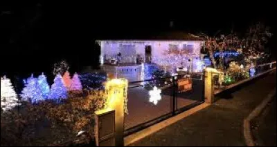 Petit tour en Auvergne, pour voir cette maison illuminée de Creuzier-le-Vieux. Ville de l'aire urbaine Vichyssoise, elle se situe dans le département ...