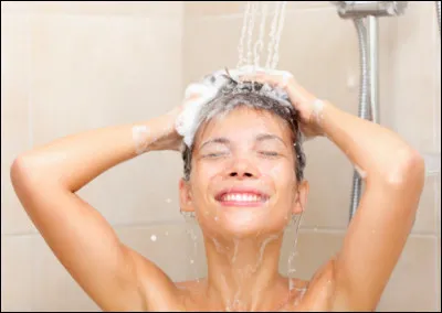 Ta soeur est sous douche et a besoin d'intimité. Elle te demande de rester devant la porte pour prévenir les personnes qui essaieraient d'entrer. Vas-tu rester fidèle ?