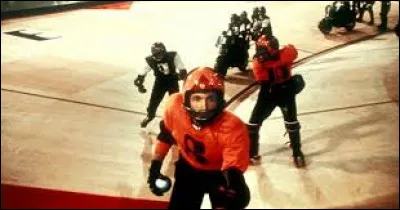 Dans ce film, Jonathan E. est la star incontestée du rollerball, sport hyper-violent, mélange de hockey, de handball et de course de moto.