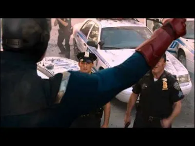 Que fait Captain America pour que la police l'écoute ?