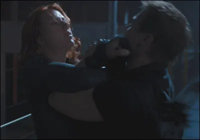 Que fait Black Widow à Hawkeye pendant qu'ils se battent ?