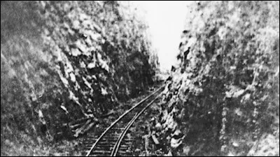 La tranchée dans la roche a été la partie la plus meurtrière de la construction de la voie ferrée. Elle est connue sous le nom de :