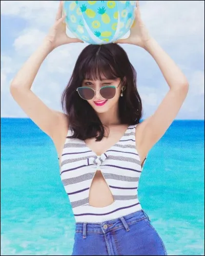 Dans quel M/V était-elle habillée comme ça ?