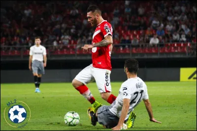 Teddy Chevalier, attaquant de Valenciennes, a &eacute;t&eacute; surnomm&eacute; le "fou du village", par qui ?