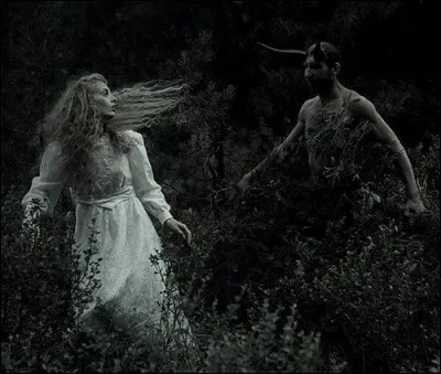 Dieu grec du royaume des morts enlevant cette déesse pour en faire son épouse. Qui sont-ils ?