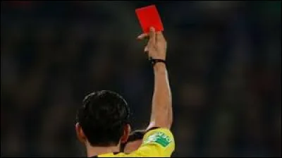 Quel est le joueur qui a encaiss&eacute; le plus de cartons rouges lors de la derni&egrave;re d&eacute;cennie ?