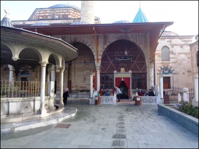 Quelle est cette ville turque, située sur le plateau central à environ 1 000 mètres d'altitude, où fut fondé l'ordre soufi des Derviches Tourneurs et qui est toujours aujourd'hui considérée comme la capitale spirituelle du pays ?