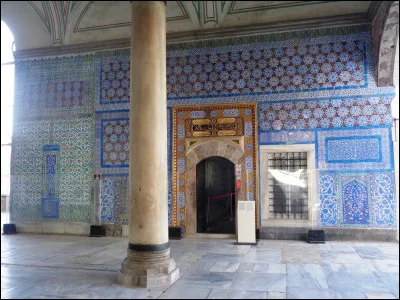 Quel est ce quartier d'Istanbul, le plus touristique, qui concentre les trois principaux monuments de la ville que sont la Mosquée Bleue, le Palais de Topkapi et Sainte-Sophie ?