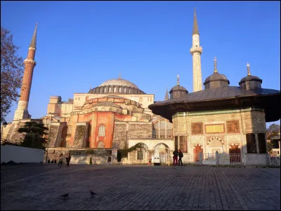 Arrêtons-nous un instant sur Sainte-Sophie, le monument le plus emblématique d'Istanbul. À son arrivée au pouvoir en 1923, en quoi Atatürk transforma-t-il cet édifice ?