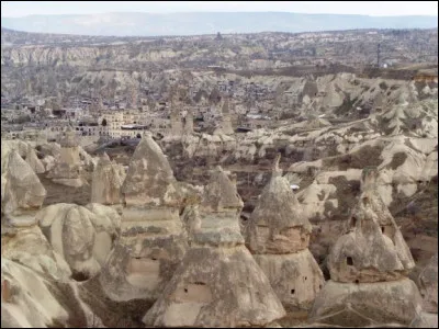 Quel est ce village de Cappadoce donnant son nom à toute une vallée parsemée de cheminées de fées et qui doit sa renommée à ses habitations troglodytes et à ses églises rupestres ?