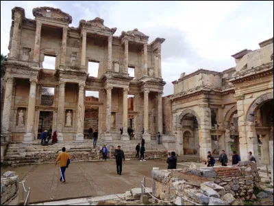 Quel est ce site antique grec de l'ouest de la Turquie qui abritait entre autres le temple d'Artémis (l'une des sept merveilles du monde) et la bibliothèque de Celsius ?