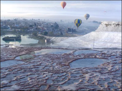 Après la Cappadoce, le second site géologique remarquable de Turquie est Pamukkale et ses falaises blanchies par le calcaire. Si on traduit littéralement, que signifie "Pamukkale" ?